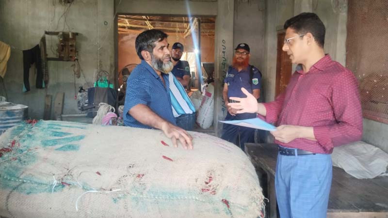 পুঠিয়ায় নিম্নমানের মরিচে রং মেশানোর দায়ে ২০ হাজার টাকা জরিমানা