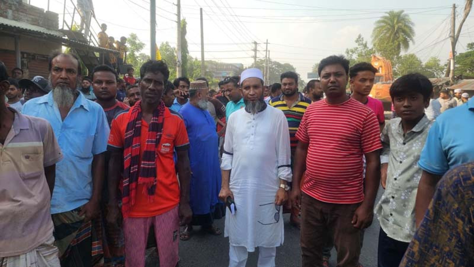 মোহনপুরে উচ্ছেদ অভিযান ঠেকালেন বিএনপি নেতা