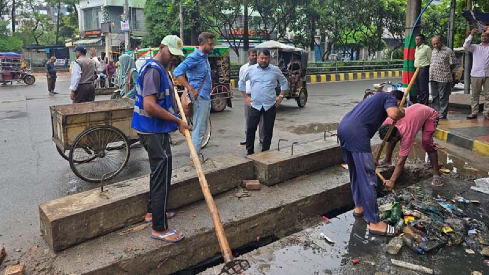 জলাবদ্ধতা দূর করতে ড্রেনের আর্বজনা অপসারণ কার্যক্রম পরিদর্শন রাসিক প্রশাসকের