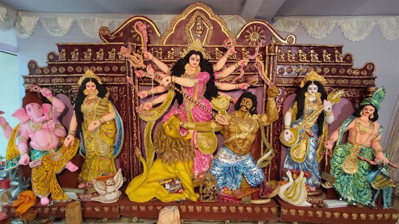 ঘোড়ায় চড়ে আসছেন দেবী দুর্গা