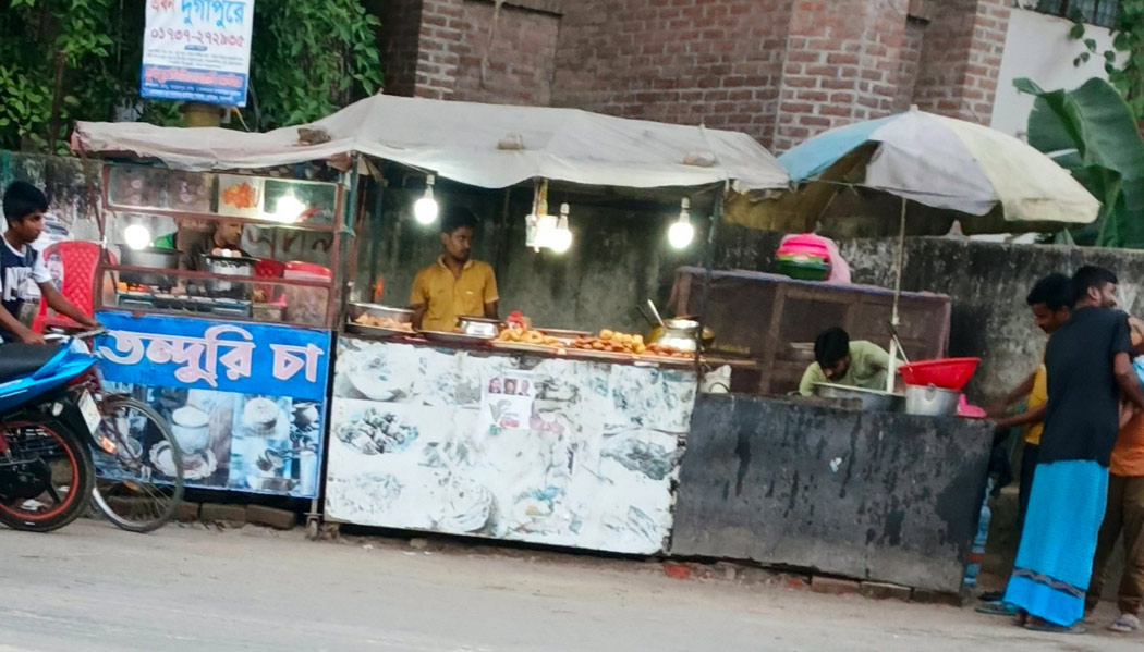 দুর্গাপুরে অস্বাস্থ্যকর পরিবেশে খাবার প্রস্তুত ও পরিবেশন,স্বাস্থ্য ঝুঁকিতে মানুষ