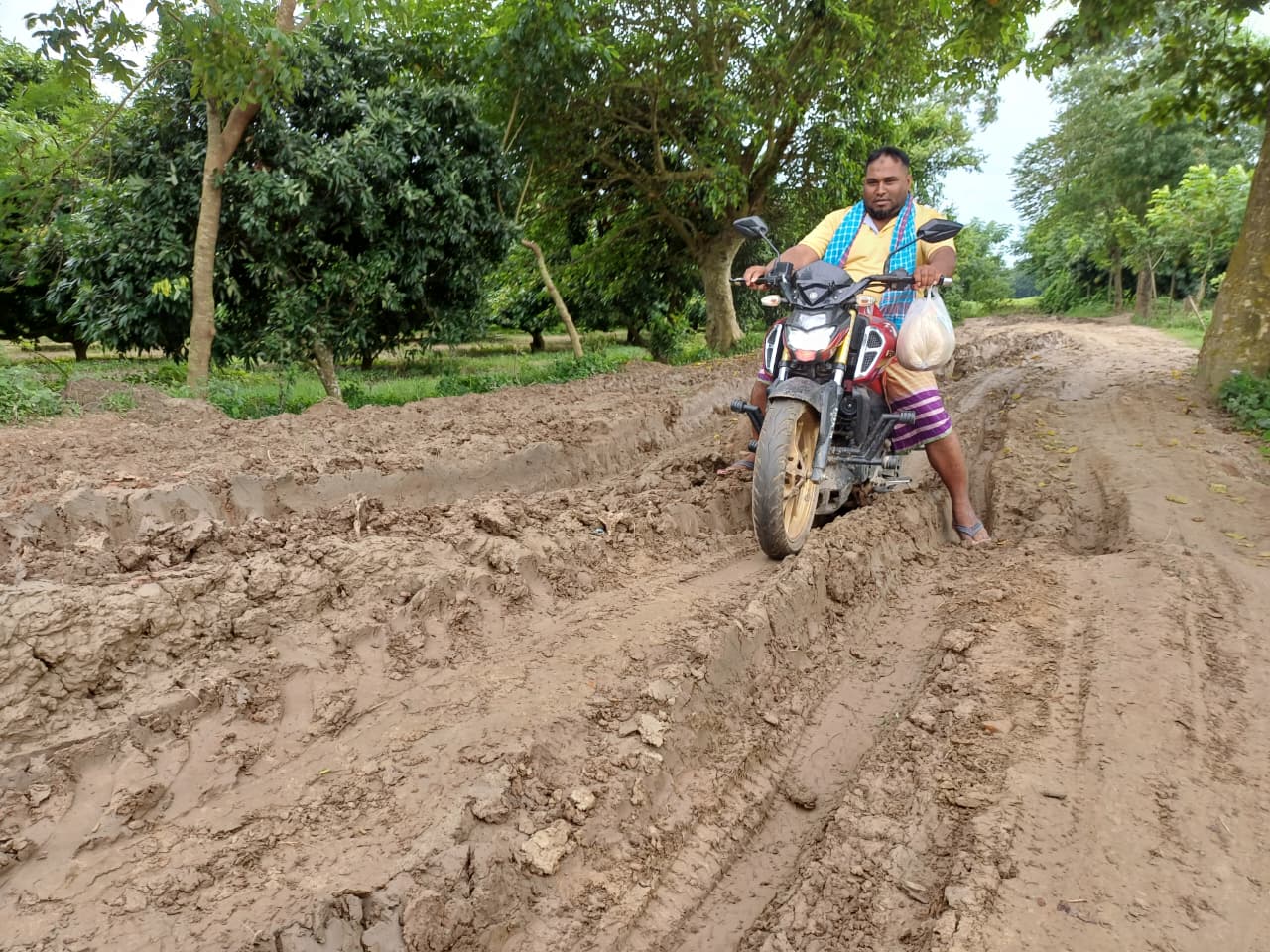 দুই উপজেলার ১০ গ্রামের কৃষকের দুঃখ সাড়ে তিন কিলোমিটার সড়ক