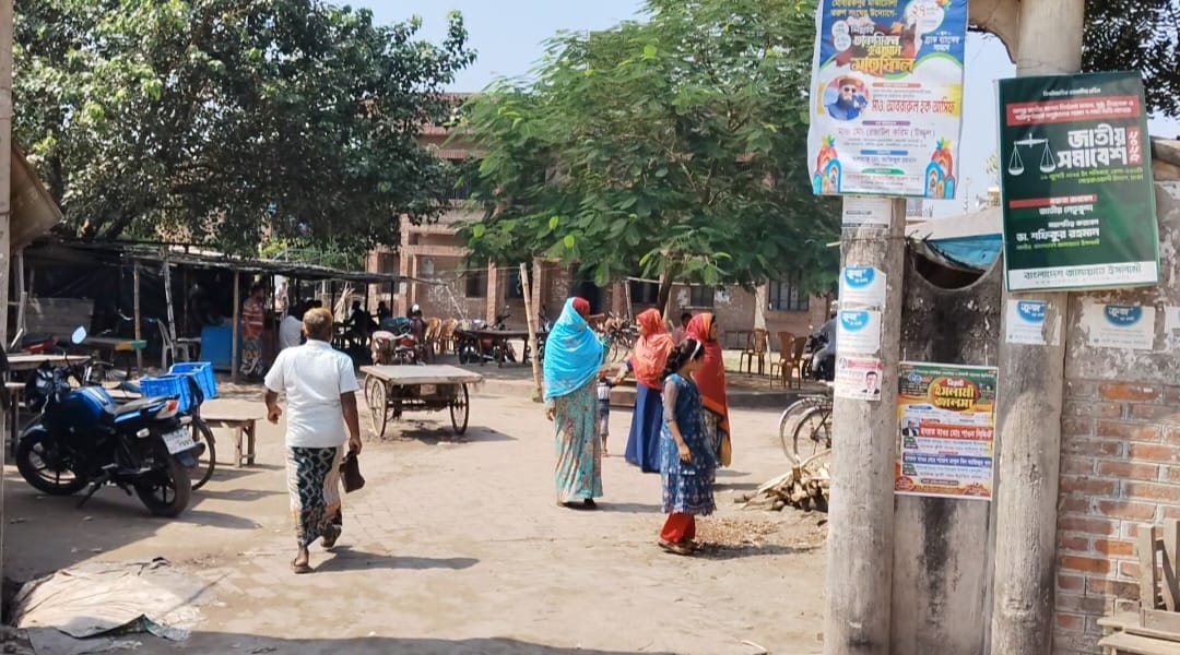 শিবগঞ্জ স্বাস্থ্যকেন্দ্রের ফটকে অবৈধ দোকান