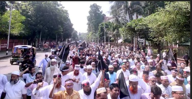‘সি আর আবরার, আর নেই দরকার’ স্লোগানে শিক্ষকদের পতাকা মিছিল
