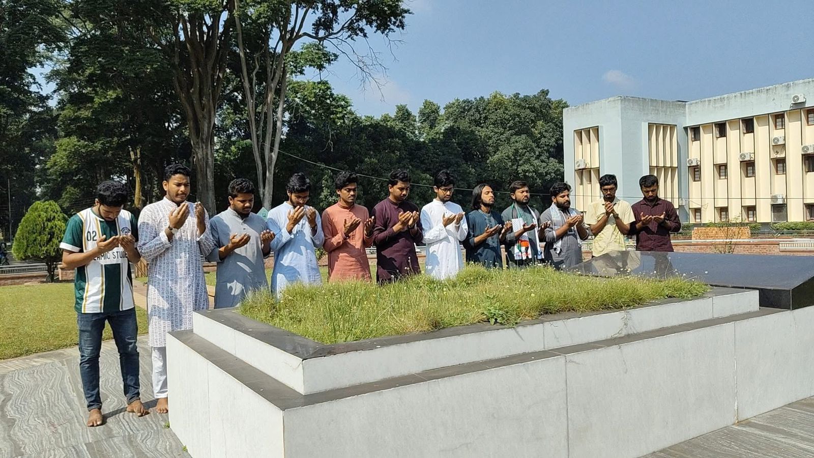 শহীদ শামসুজ্জোহার কবর জিয়ারত করলো রাকসু’র নবনির্বাচিত প্রতিনিধিরা