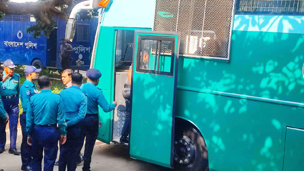 মানবতাবিরোধী অপরাধ : সবুজ প্রিজনভ্যানে ট্রাইব্যুনালে হাজির দুই সেনা কর্মকর্তা