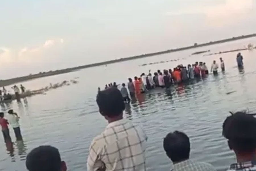দুর্গাপ্রতিমা বিসর্জনে দেশজুড়ে মর্মান্তিক দুর্ঘটনা, নানা প্রান্তে মৃত অন্তত ১৬
