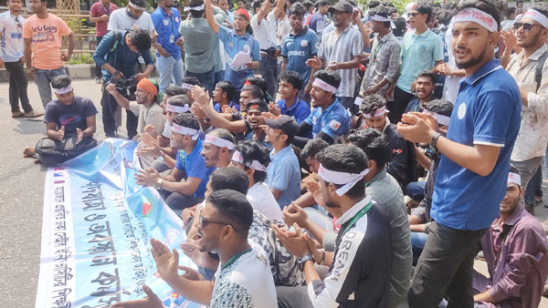শিক্ষা ভবনের সামনে ৭ কলেজ শিক্ষার্থীরা, সড়কে পুলিশের ব্যারিকেড