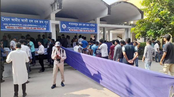 রাকসু নির্বাচন : ৩৫ বছর পর ভোট দিচ্ছেন শিক্ষার্থীরা