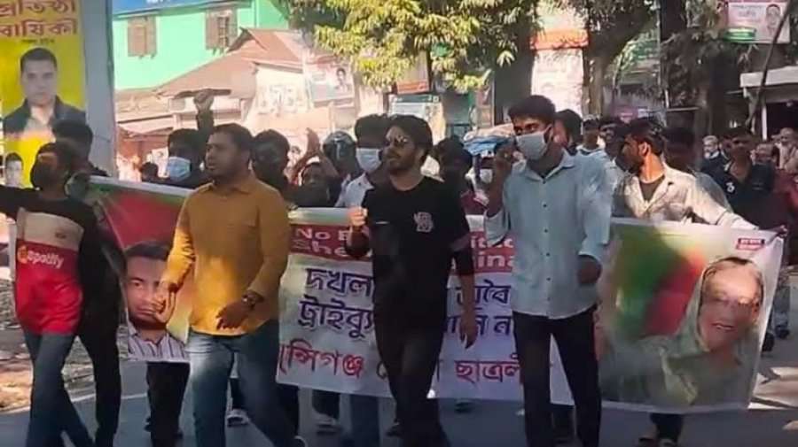 পুলিশের গাড়ির সামনে যুবলীগ-ছাত্রলীগের মিছিল