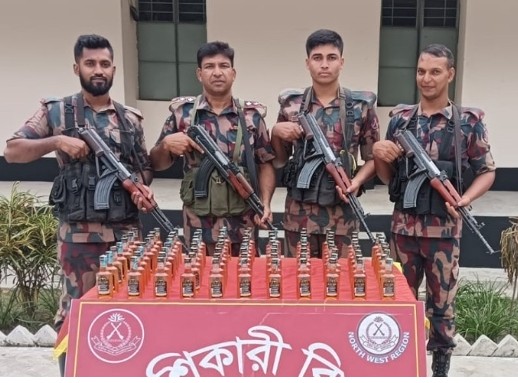 চাঁপাইনবাবগঞ্জ সীমান্তে ৯৩ বোতল ভারতীয় মদ উদ্ধার।