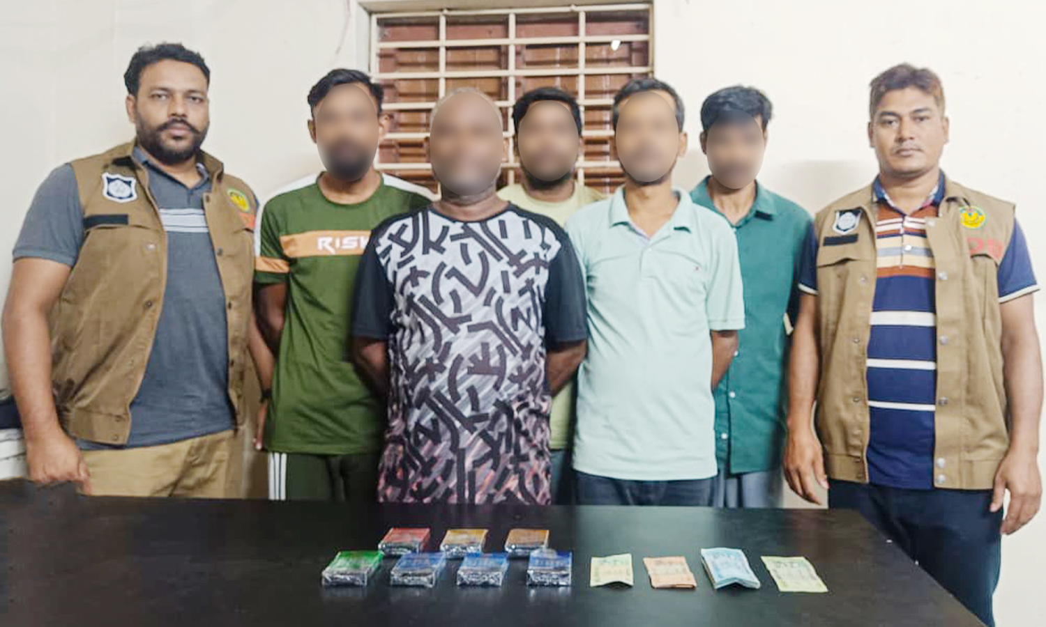 ডিবি’র অভিযানে ৫ জুয়াড়ি গ্রেপ্তার; জুয়ার সরঞ্জামাদি উদ্ধার