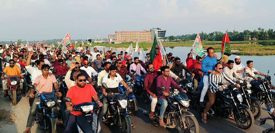 মোটরসাইকেল নিয়ে ৩১ দফার প্রচারণায় বিএনপি নেতা দাউদার মাহমুদ