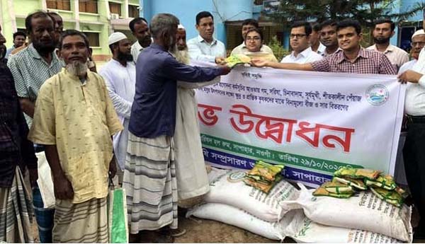 সাপাহারে প্রান্তিক কৃষকদের মাঝে কৃষি প্রণোদনা বিতরণ