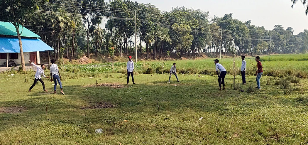 মানসম্মত ভালো খেলার মাঠের অভাবে ভুগছে রাণীনগরের সিম্বা স্কুল