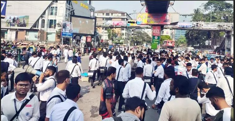 অবরোধ তুলে নিলেন ঢাকা কলেজের শিক্ষার্থীরা