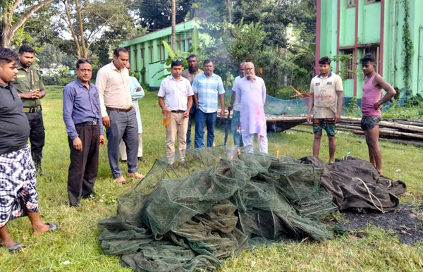 রাণীনগরে নিষিদ্ধ মাছ ধরার জাল বিনষ্ট