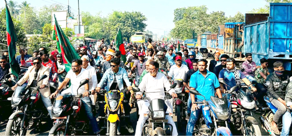 পাবনা-৪ আসনে প্রার্থী পরিবর্তনের দাবিতে সাবেক এমপি সিরাজের শোডাউন