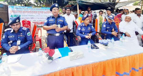 পোরশায় ডাকাতি প্রতিরোধে স্থানীয়দের সাথে ডিআইজি’র মতবিনিময়