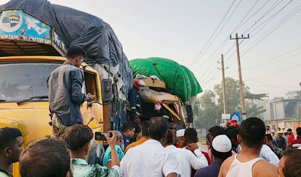 ট্রাকের পেছনে অপর ট্রাকের ধাক্কা, নিহত ২