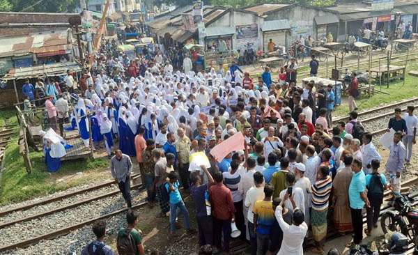 রাণীনগরে রেলগেটের যানজট নিরসনের দাবিতে আমজনতার মানববন্ধন