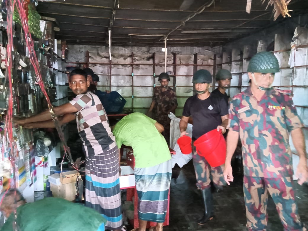 বিশ বছরের পরিশ্রমের ফসল মুহূর্তেই শেষ, আগুনে ভস্মীভূত বাবুর স্বপ্নের দোকান