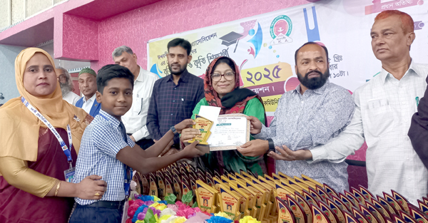 ঈশ্বরদীতে ৩১৭ শিশু শিক্ষার্থীকে বৃত্তি প্রদান ও সংবর্ধনা