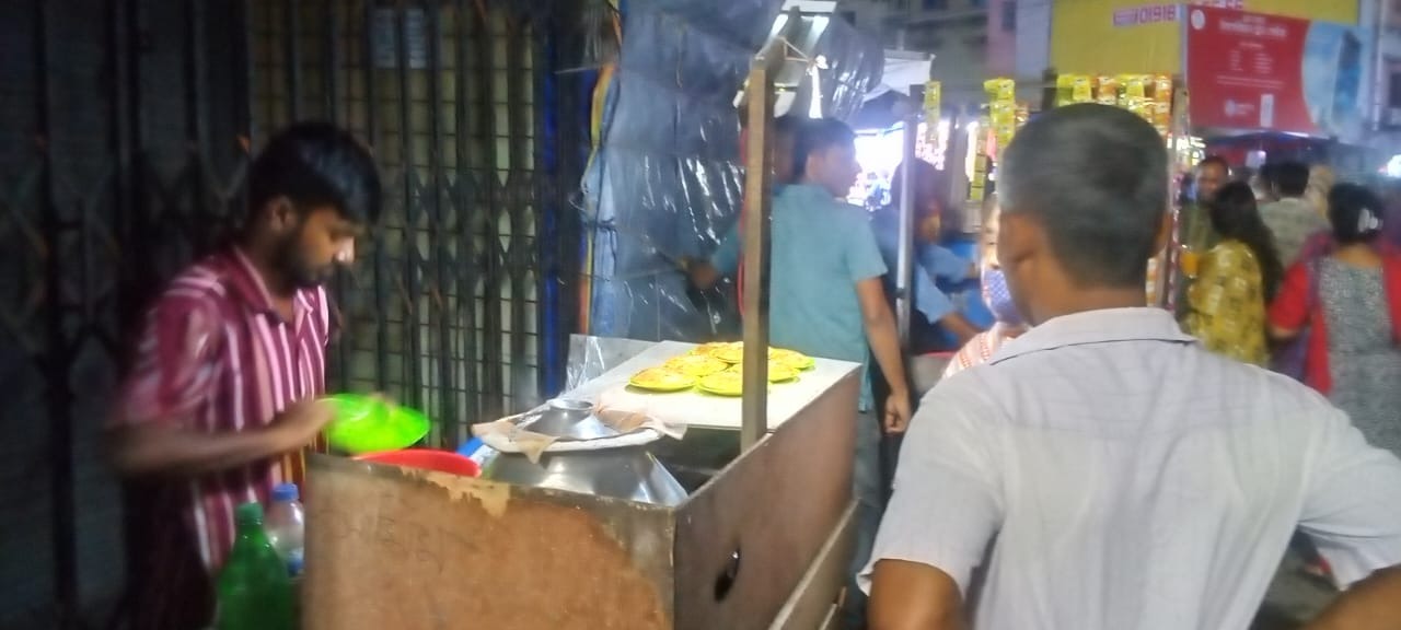 হেমন্তেই মোড়ে মোড়ে মিলছে পিঠা