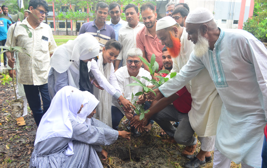 নওহাটায় পৌরসভায় বৃক্ষরোপন কর্মসূচী, বিএনপি শাসক নয়, সেবক হিসেবে দেশ পরিচালনা করতে চায়: মিলন