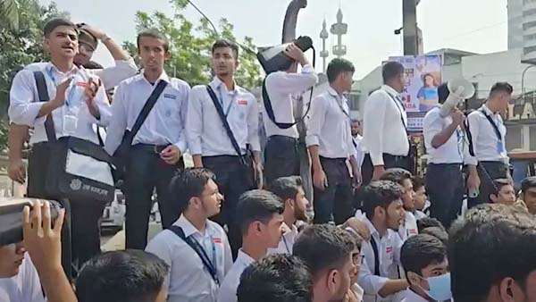 ঢাকা কলেজের ‘স্বকীয়তা’ রক্ষার দাবিতে বিক্ষোভ-অবরোধ
