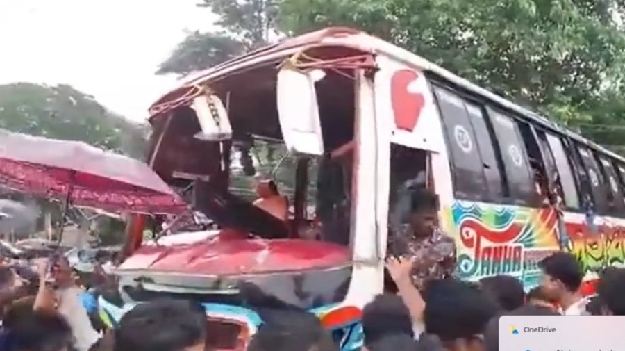 বাস নিয়ন্ত্রণ হারিয়ে উল্টে পড়লো দোকানের ওপর, নিহত ৩