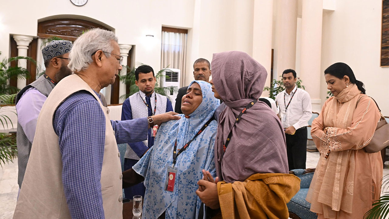 হাদির পরিবারের সঙ্গে প্রধান উপদেষ্টার সাক্ষাৎ, সর্বোত্তম চিকিৎসার আশ্বাস