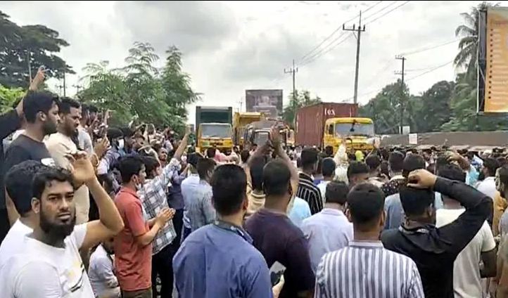চাকরিচ্যুত ইসলামী ব্যাংক কর্মকর্তাদের মহাসড়ক অবরোধ
