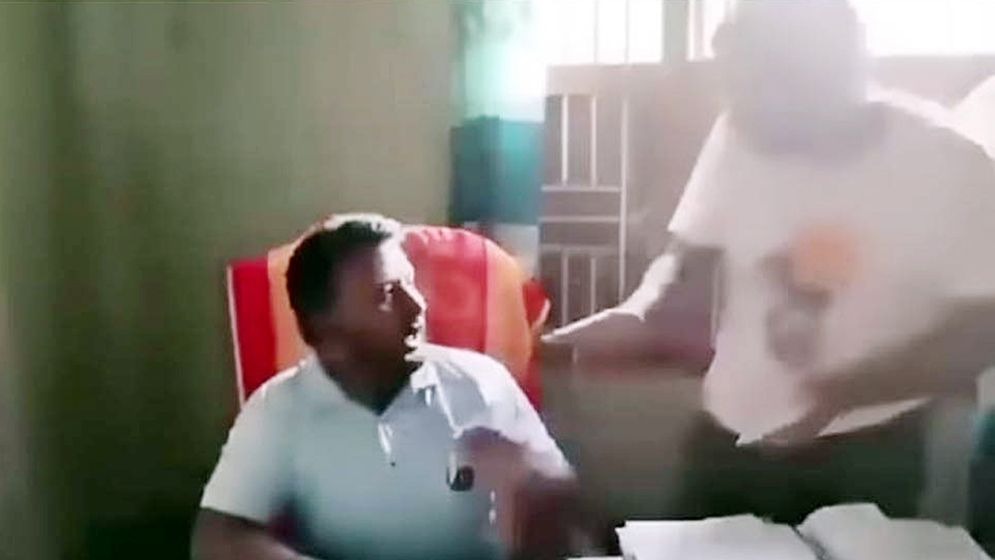 তানোরে শিক্ষককে লাঞ্ছিত করার ভিডিও ভাইরাল