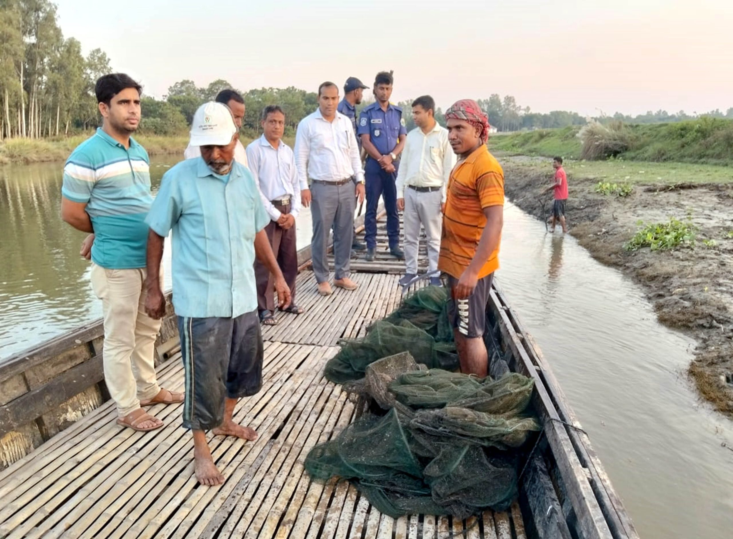 রাণীনগরে নিষিদ্ধ চায়না দুয়ারী জাল বিনষ্ট