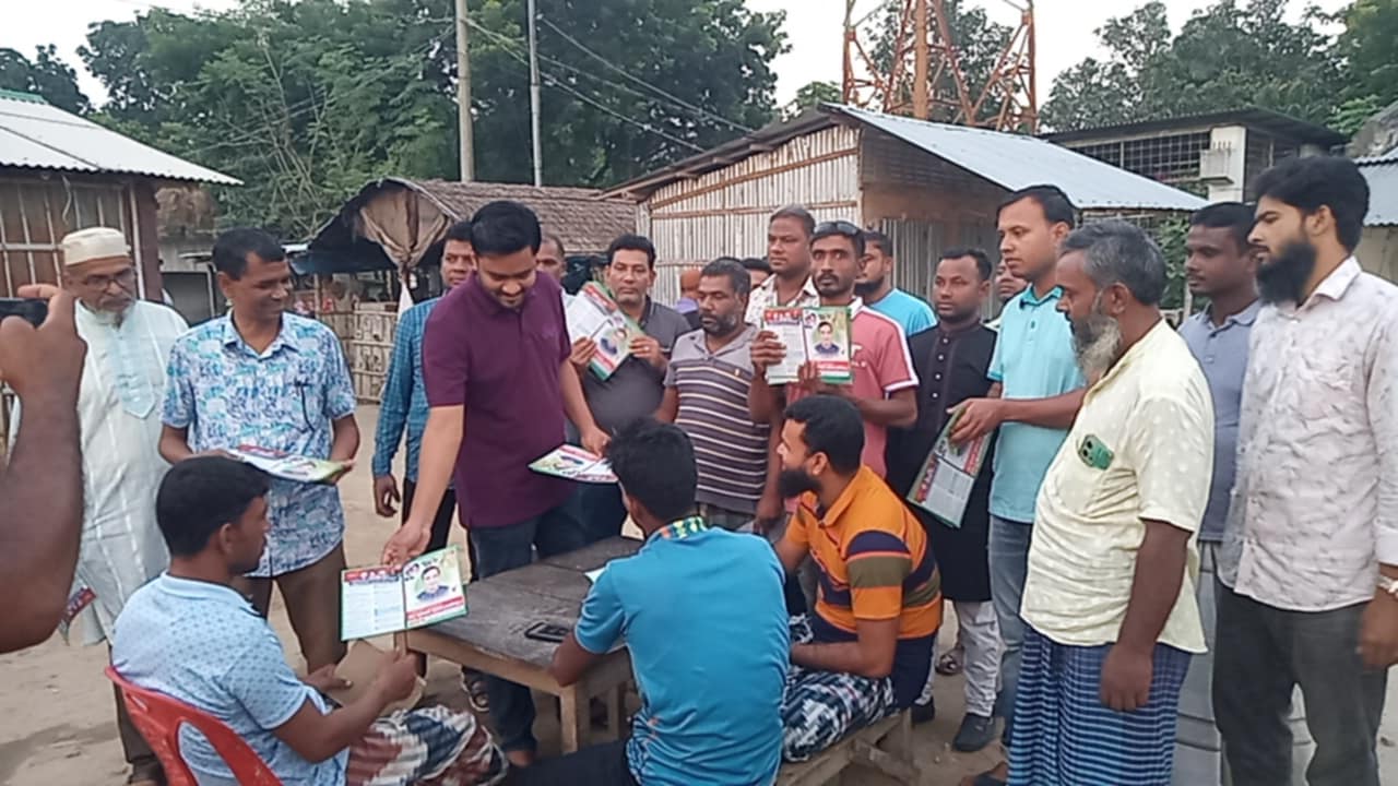 ভোলাহাটে বিএনপি’র মনোনয়ন প্রত্যাশী আশরাফের পক্ষে লিফলেট বিতরণ।