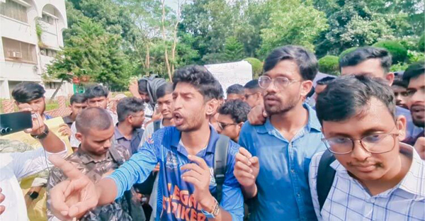 ইসলামী বিশ্ববিদ্যালয়ে শিক্ষক-কর্মকর্তা বরখাস্তে উত্তেজনা বাড়ছে ক্যাম্পাসে