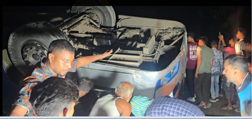 ঈশ্বরদীতে মধ্যরাতে বাস উল্টে আহত ১৬