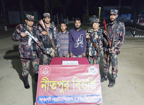 পোরশায় ট্যাপেন্টাডল ট্যাবলেটসহ দুই যুবক আটক