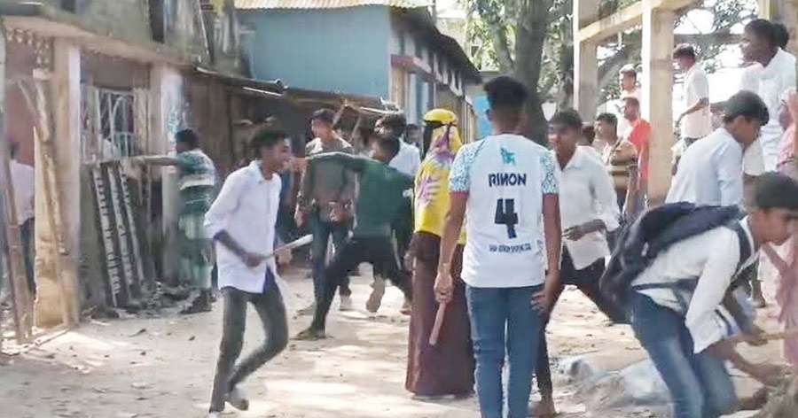 বদলগাছীতে শিক্ষার্থীদের ধাওয়ায় পালালেন প্রধান শিক্ষক