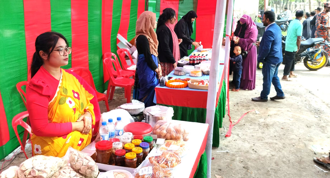 তারুণ্যের উৎসব উদযাপন উপলক্ষে ঈশ্বরদীতে দিনব্যাপী পিঠা উৎসব