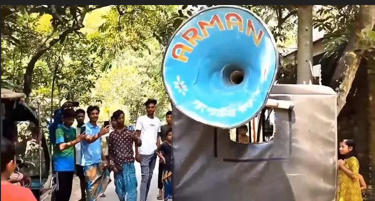 বিদেশ যেতে ঋণ না পেয়ে মাইক ভাড়া করে যুবকের গালাগাল