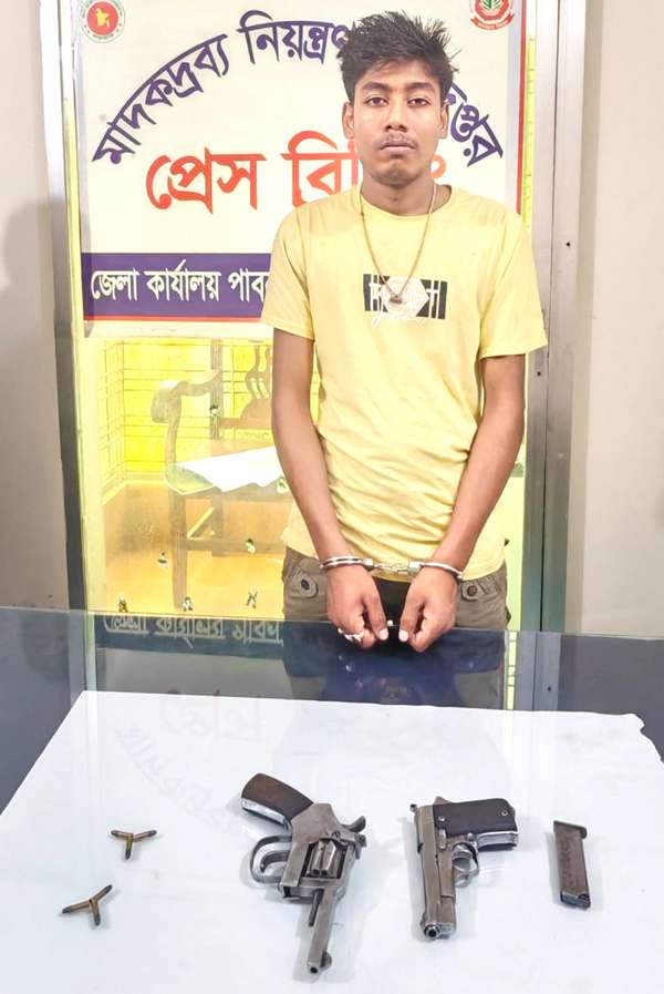 ঈশ্বরদীতে দুটি বিদেশি পিস্তল ও ইয়াবাসহ স্বেচ্ছাসেবক দল কর্মী গ্রেপ্তার