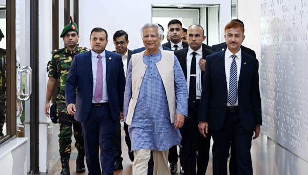 রোম সফর শেষে দেশে ফিরলেন প্রধান উপদেষ্টা