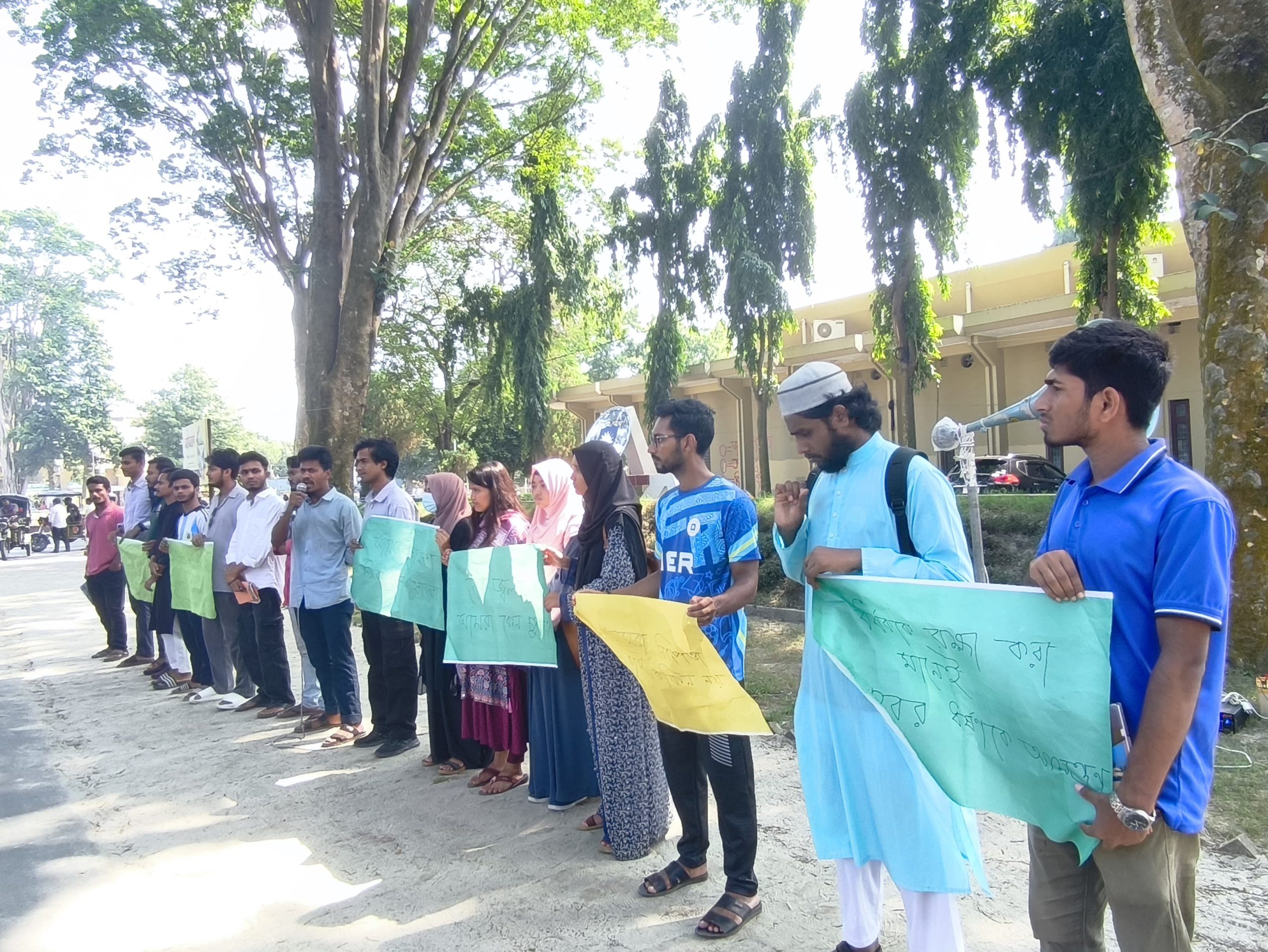 তিস্তা নদীর অসম পানিবন্টনের প্রতিবাদে রাবিতে মানববন্ধন