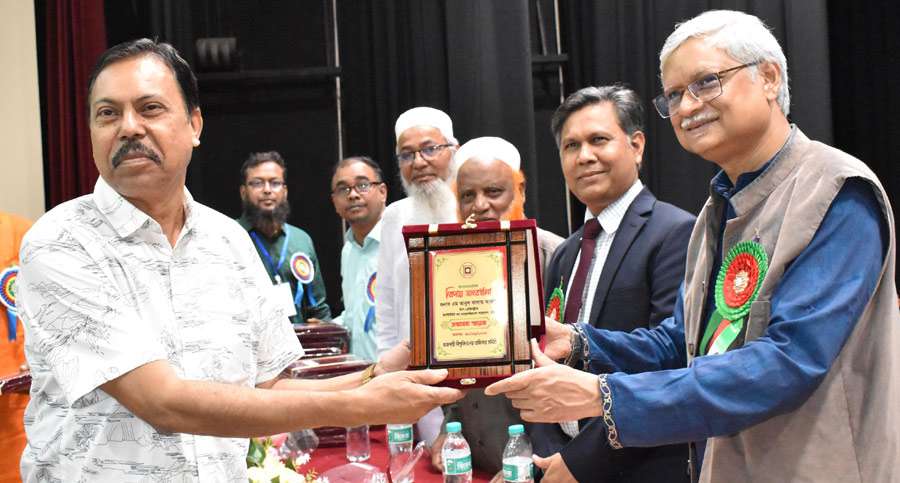 রাবির অবসরপ্রাপ্ত অফিসারদের সংবর্ধনা প্রদান