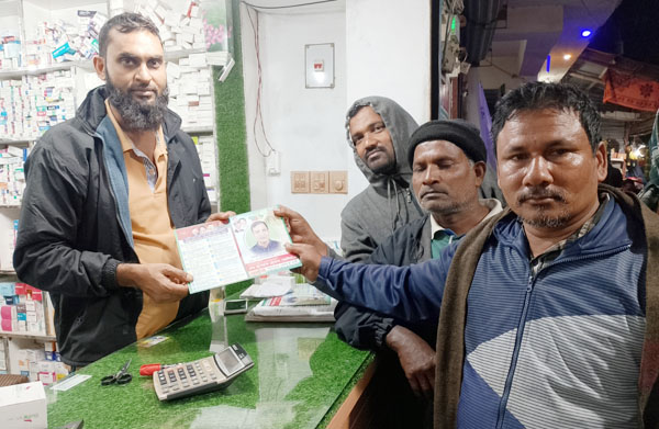 ভোলাহাটে বিএনপি’র চূড়ান্ত মনোনয়ন প্রত্যাশী আশরাফের পক্ষে লিফলেট বিতরণ।