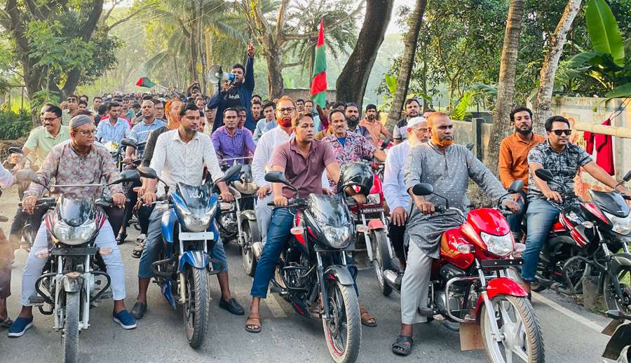 নাটোর-১ আসনে বিএনপির প্রার্থী পরিবর্তনের দাবিতে মোটরসাইকেল শোডাউন
