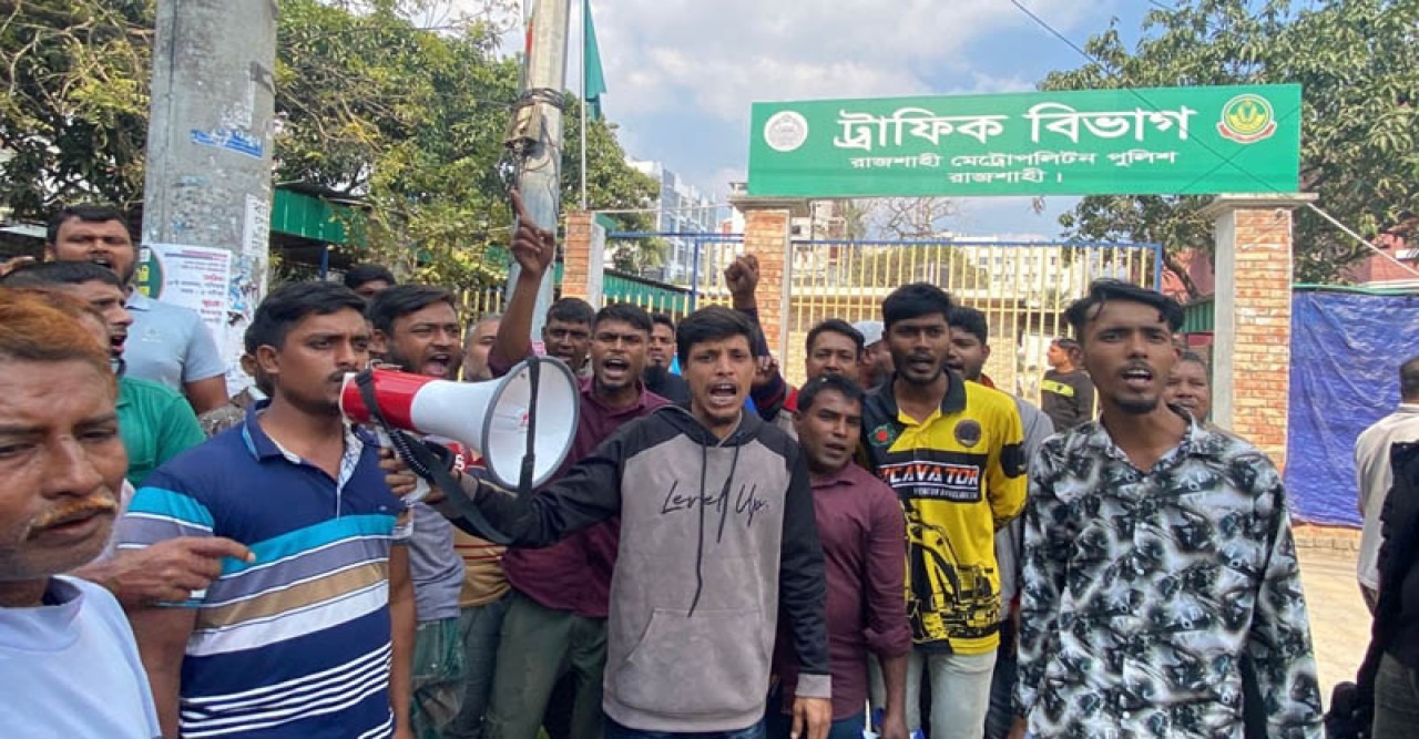 ৩০০ টাকার জরিমানা বেড়ে ২৬০০ টাকা! মানেন না অটোরিকশা চালকরা