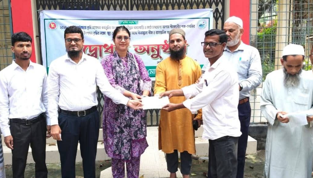 মোহনপুরে প্রান্তিক কৃষকদের মাঝে বিনামূল্যে সার ও বীজ বিতরণ